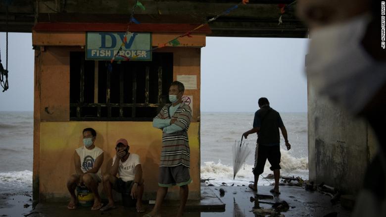 人们在监视海平面和海浪，因为戈尼台风于周日登陆菲律宾的阿蒂莫南。