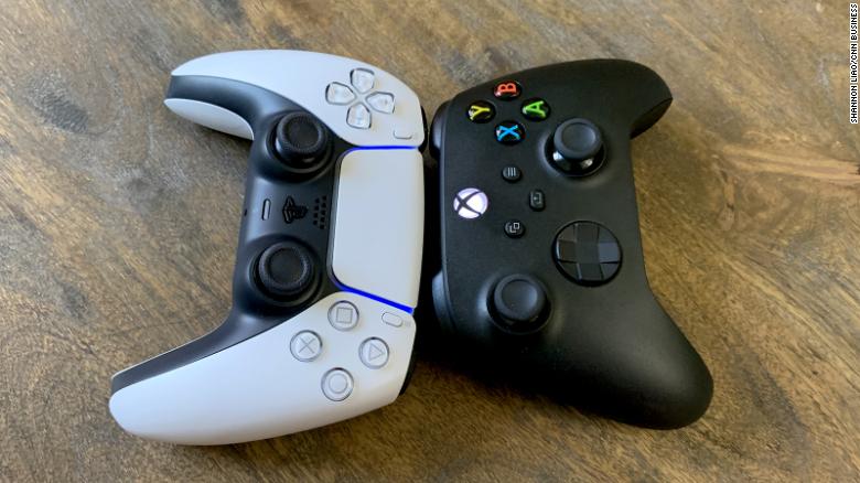 I nuovi controller di PlayStation e Xbox, da sinistra a destra.