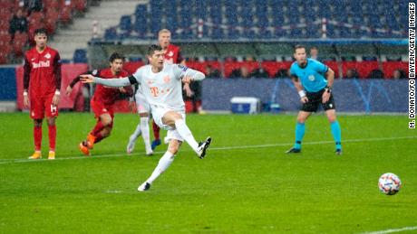 Lewandowski scores a penalty against Red Bull Salzburg.