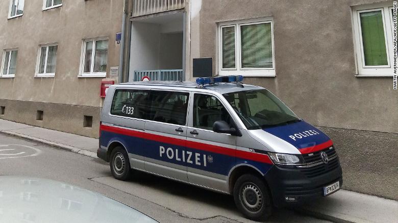 一辆警车站在奥地利圣珀尔滕（St. Poelten）的一幢居民楼前，周二因袭击维也纳而进行了突袭。