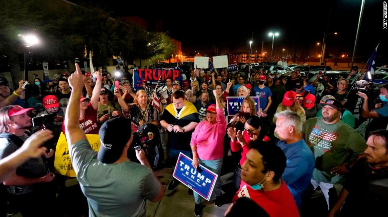 Οι υποστηρικτές του Προέδρου Ντόναλντ Τραμπ συγκεντρώθηκαν την Τετάρτη το βράδυ έξω από το κέντρο καταμέτρησης ψήφων της κομητείας Maricopa στο Φοίνιξ.