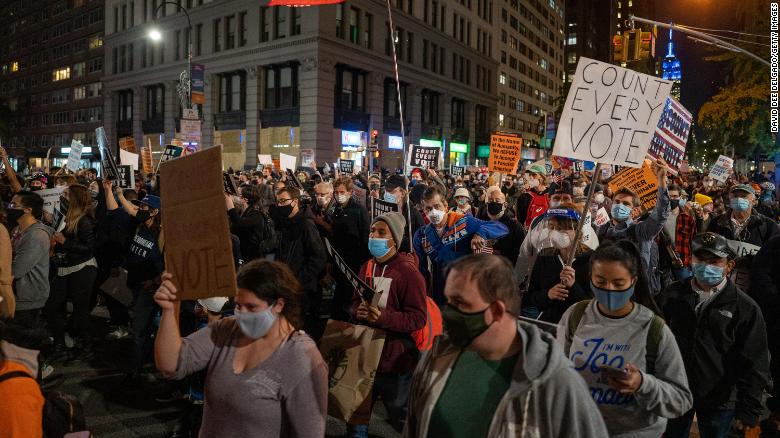 Οι διαδηλωτές βγήκαν στους δρόμους την Τετάρτη καθώς τα αποτελέσματα των προεδρικών εκλογών παραμένουν αβέβαια στη Νέα Υόρκη.