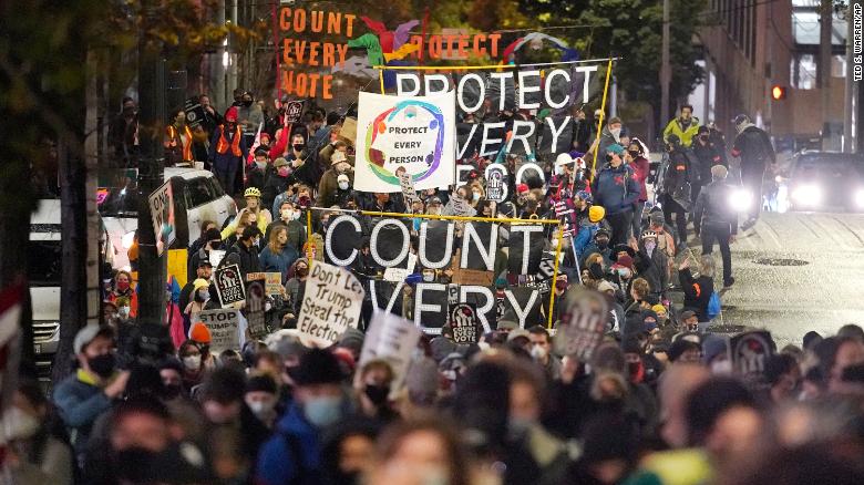 Οι διαδηλωτές που εκπροσωπούν το Black Lives έχουν σημασία και προστατεύουν τα αποτελέσματα την Τετάρτη το βράδυ στο Σιάτλ.