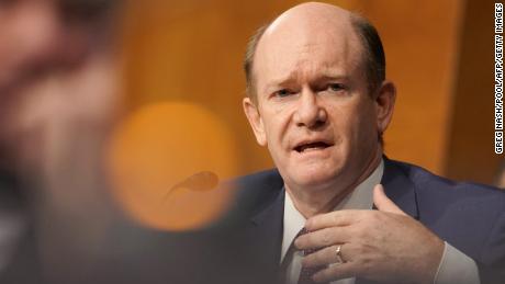 El senador Chris Coons, un demócrata de Delaware, le hace una pregunta al secretario de Estado Mike Pompeo mientras testifica durante una audiencia del Comité de Relaciones Exteriores del Senado sobre el presupuesto 2021 del Departamento de Estado de EE. UU. El 30 de julio de 2020 en Washington, DC. 