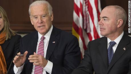 El vicepresidente estadounidense Joe Biden habla con Ali Mayorkas, subsecretario del Departamento de Seguridad Nacional el 17 de febrero de 2015 en Washington, DC. 
