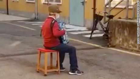 Stefano Bozzini played his wife&#39;s favorite songs in a touching moment that went viral.