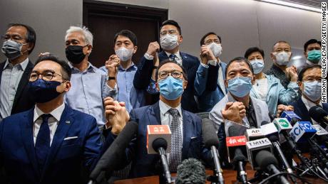 Los legisladores prodemocracia de Hong Kong asistirán a una conferencia de prensa para prometer su renuncia el 11 de noviembre.