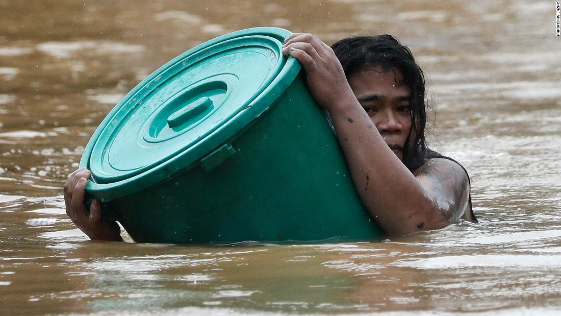 B Several Killed And 180000 Evacuated As Typhoon Vamco Hits The Philippines Cnn