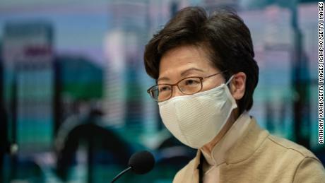 Carrie Lam, directora ejecutiva de Hong Kong, en una conferencia de prensa el 11 de noviembre después de que el gobierno derrocó a cuatro legisladores prodemocracia.