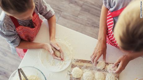 Partagez une gâterie fraîchement préparée de votre cuisine avec vos voisins.