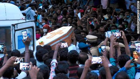 Los residentes se reúnen mientras llevan el ataúd de Jayaraj y su hijo Bennicks, presuntamente torturados por la policía en Sathankulam.