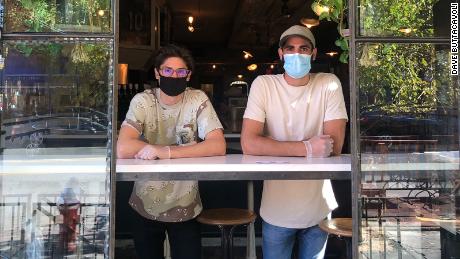 Un restaurante de Nueva Jersey con miedo al coronavirus permaneció abierto debido a la generosidad de una peluquería vecina
