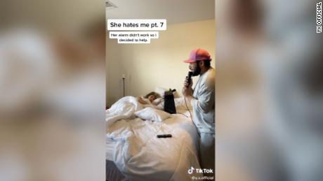 Yuni wakes up his girlfriend with one of his songs.