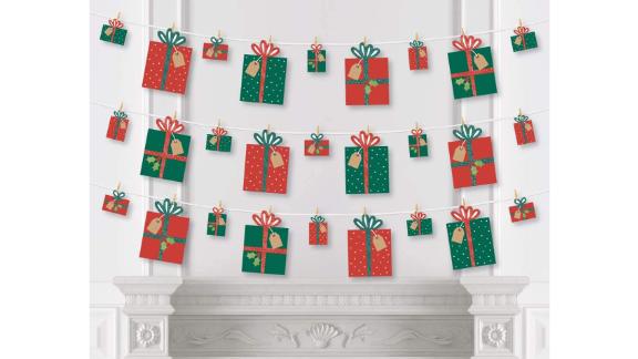 Big Dot of Happiness Happy Holiday Presents Clothespin Garland