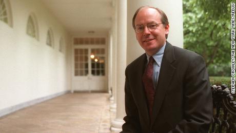 Steve Ricchetti im Rosengarten des Weißen Hauses in Washington am 1. August 2000.