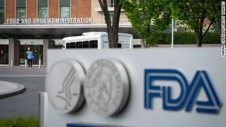 Двое ведущих руководителей вакцин FDA уходят в отставку, поскольку агентство стоит перед решением о ревакцинации.