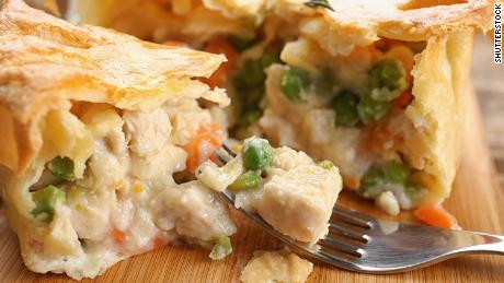 Siapa yang bisa menolak pot pie?  Versi ini adalah ayam, tapi Anda bisa menjadikannya vegetarian jika Anda mau.