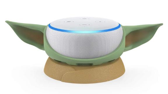 The Mandalorian: The Child برای 3rd Echo Dot ایستاده است