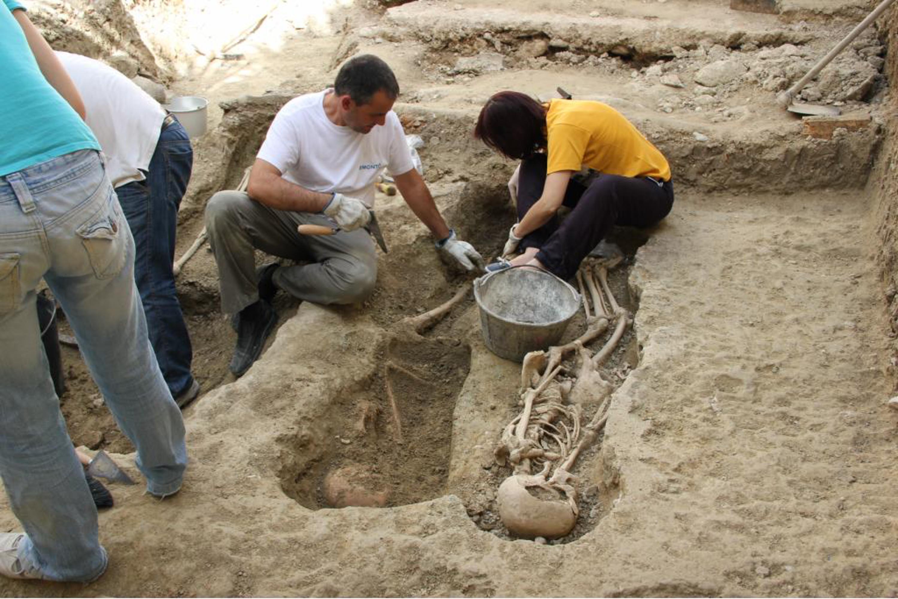 В 19 веке в колумбии археологи. Мусульманские захоронения. Археологические мусульманские могильники. Могила раскопанная мусульман.