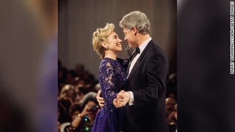  El presidente estadounidense Bill Clinton bailando en el Baile Inaugural con la Primera Dama Hillary Clinton.