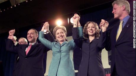 First Lady Hillary Rodham Clinton firar sin amerikanska senatvalsseger med President Bill Clinton, dotter Chelsea och Senator Charles Schumer den 7 November 2000.