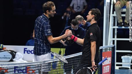 Medvedev (left) shakes hands with Thiem (right).