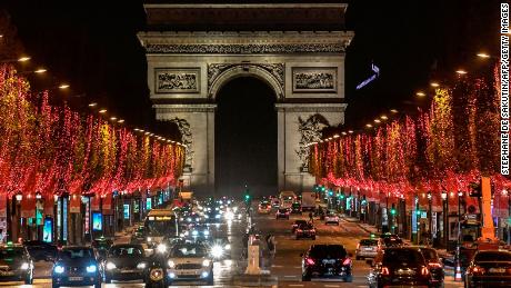 La avenida de los Campos Elíseos y el Arco de Triunfo de París con luces navideñas el 22 de noviembre.