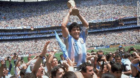 Diego Maradona est transporté sur le terrain après avoir mené l'Argentine à la victoire en finale de la Coupe du Monde 1986. L'Argentine a battu l'Allemagne de l'Ouest au stade Azteca de Mexico.