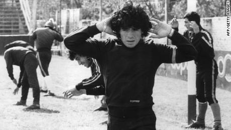 en 16-årig Maradona värms upp i Buenos Aires 1977. Ett år tidigare gjorde han sin professionella debut med klubben Argentinos Juniors. Några månader efter det gjorde han sin internationella debut med Argentinaapos;s landslag.