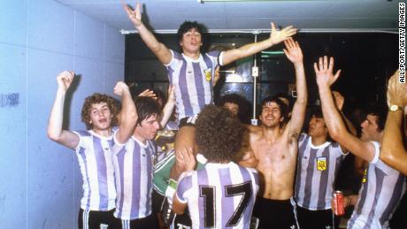 Maradona juhlii joukkuetovereidensa harteilla heidän voitettuaan nuorten maailmanmestaruuden 1979.