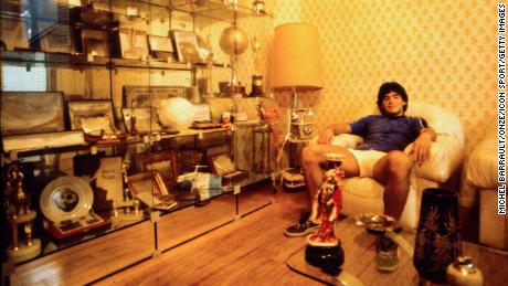 Maradona stă la casa sa din Buenos Aires în 1980. Din primele zile ale carierei sale, el a fost cunoscut sub numele de El Pibe de Oroquot; (quot; The Golden Boyquot;).