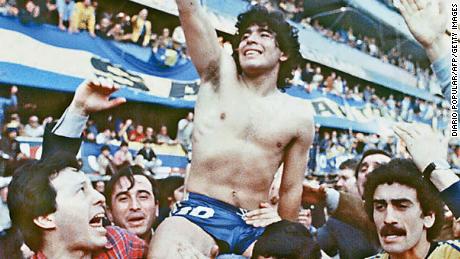 Maradona este purtat de fani după ce a condus Buenos Aires club Boca Juniors la un campionat în 1981. Anul următor, Boca Juniors a vândut Maradona clubului spaniol Barcelona pentru o taxă record mondial.