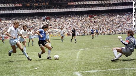 Dans le même match contre l'Angleterre, Maradona a marqué un autre but qui allait entrer dans l'histoire. Il est parti de sa propre moitié, dribblant devant de nombreux défenseurs anglais pour marquer ce qui a ensuite été appelé 