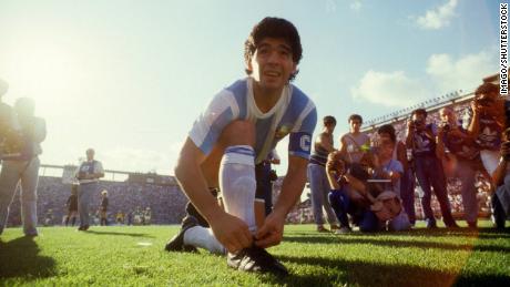 Maradona își leagă șireturile înainte de un meci amical împotriva Germaniei de Vest în 1987.