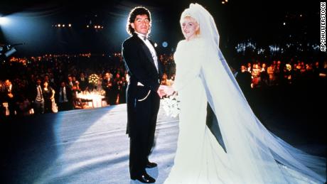 Maradona a épousé Claudia Villafantilde; e en 1984. Ils ont eu deux filles ensemble avant de divorcer en 2004.
