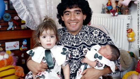 Maradona håller sina döttrar Dalma och Giannina 1989.