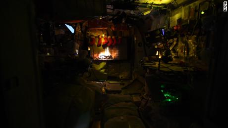 Ένα εορταστικό κούτσουρο προβάλλεται στον διαστημικό σταθμό.