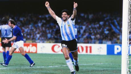 Maradona sărbătorește un coechipierapos;s gol în timpul Cupei Mondiale din 1990. Argentina a avansat în finală, dar a pierdut în fața Germaniei de vest.