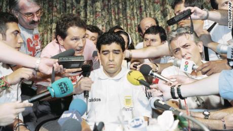Maradona s'adresse aux médias après que l'Argentine l'a écarté de l'équipe de la Coupe du monde 1994. Quelques heures avant le dernier match du premier tour de teamapos, il a été révélé qu'il avait été contrôlé positif à l'utilisation d'éphédrine, un stimulant interdit. En 1991, Maradona a été contrôlé positif à la consommation de cocaïne et a été interdit pour le sport pendant 15 mois.