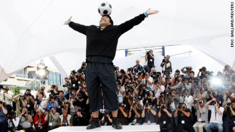 Maradona vyvažuje míč na hlavě na Filmovém festivalu v Cannes ve Francii v roce 2008. Na festivalu měl premiéru dokument Maradona.