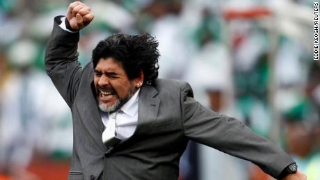 Maradona slaví gól během Mistrovství světa 2010. Tým postoupil do čtvrtfinále, než ho vyřadilo Německo.
