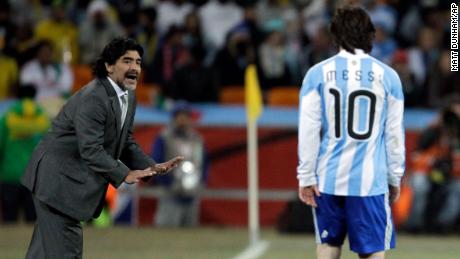 Maradona dă instrucțiuni starului argentinian Lionel Messi în timpul unui meci la Cupa Mondială 2010.