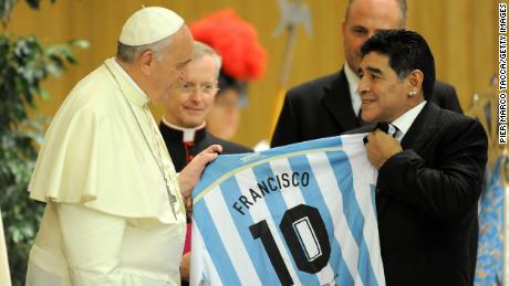 マラドーナは2014年に別の有名なアルゼンチン、教皇フランシスコを満たしています。