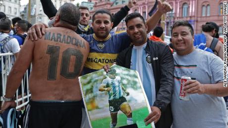 Fans wait to pay their respects to Maradona in Buenos Aires as her coffin arrives at the Presidential Palace. 
