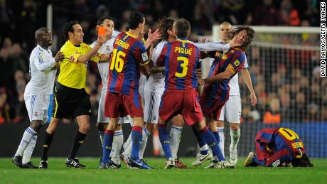 Sergio Ramos empujó a Puyol en la cara tras una entrada de Lionel Messi que lo expulsó. 