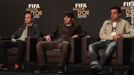 En 2010, Andrés Iniesta, Lionel Messi y Xavi (de izquierda a derecha), todos graduados de la Academia La Masia de Barcelona, ​​fueron los tres mejores candidatos al Balón de Oro.