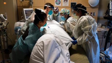 A medida que los hospitales comienzan a agotarse, los trabajadores médicos ruegan a los funcionarios nuevos mandatos de Covid-19