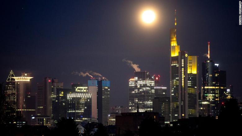 ماه در 30 نوامبر بر فراز منطقه بانکی در فرانکفورت ، آلمان می درخشد.