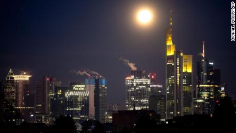 Luna sije nad bančnim okrožjem v Frankfurtu v Nemčiji, 30. novembra.