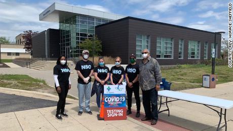 El reverendo Horace Sheffield (extremo derecho) de Detroit y los voluntarios ofrecieron pruebas de COVID-19 a la comunidad este año. 